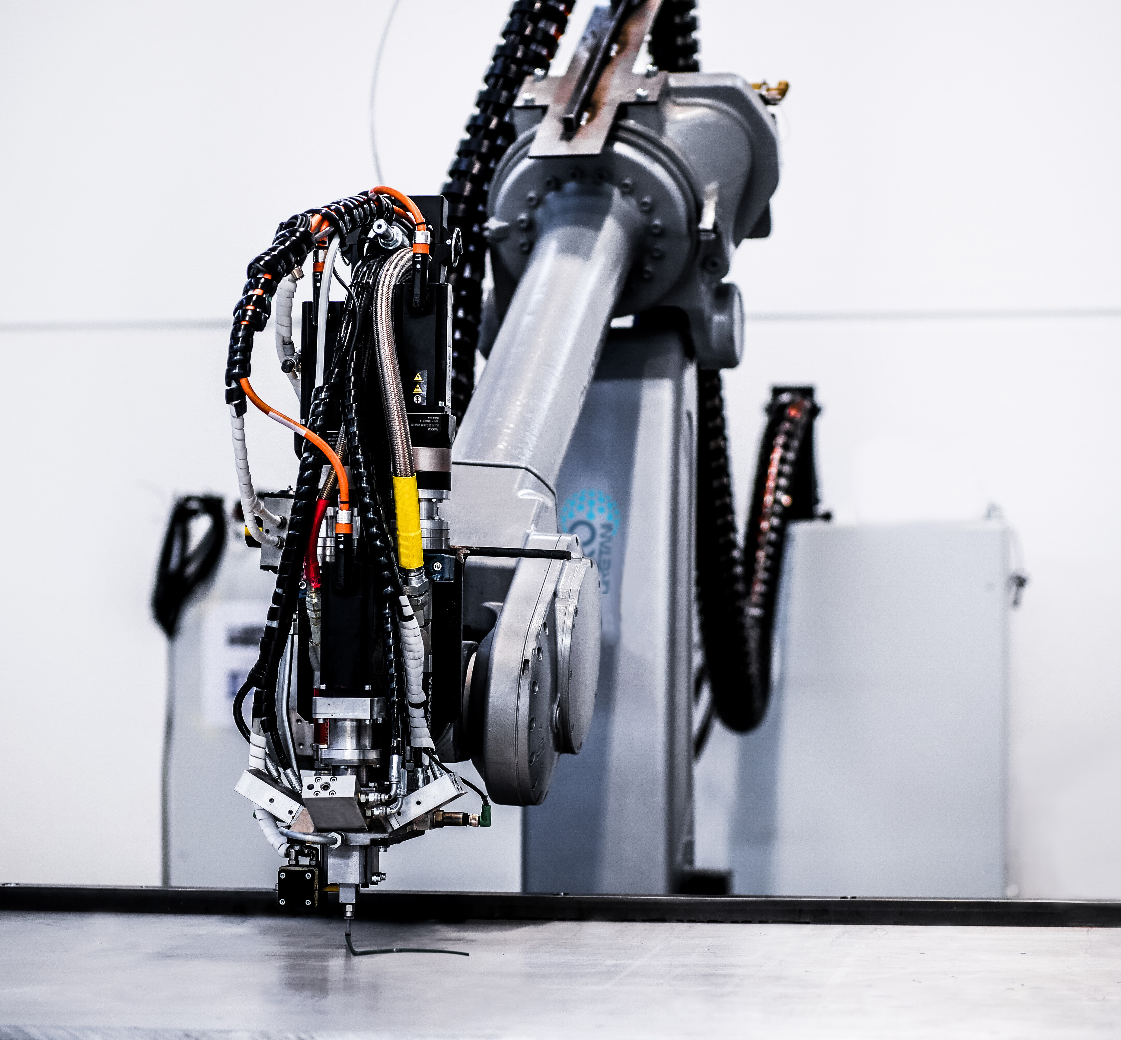 Anthropomorphic robot for applying polyurethane seals